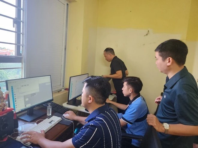 Lực lượng chức năng kiểm tra máy tính của các đối tượng lừa đảo.
