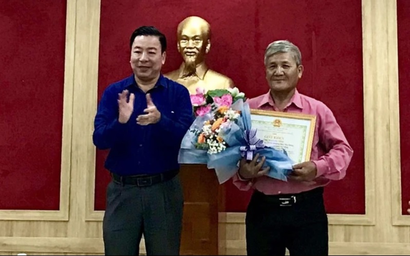 Chủ tịch UBND quận Cẩm Lệ khen thưởng công dân Mai Văn Tính. Ảnh: Công an Đà Nẵng pl1.jpg