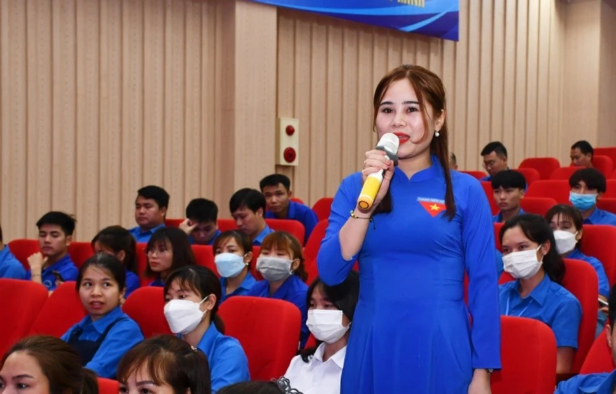 Đoàn viên thị trấn Khánh Yên nêu câu hỏi.