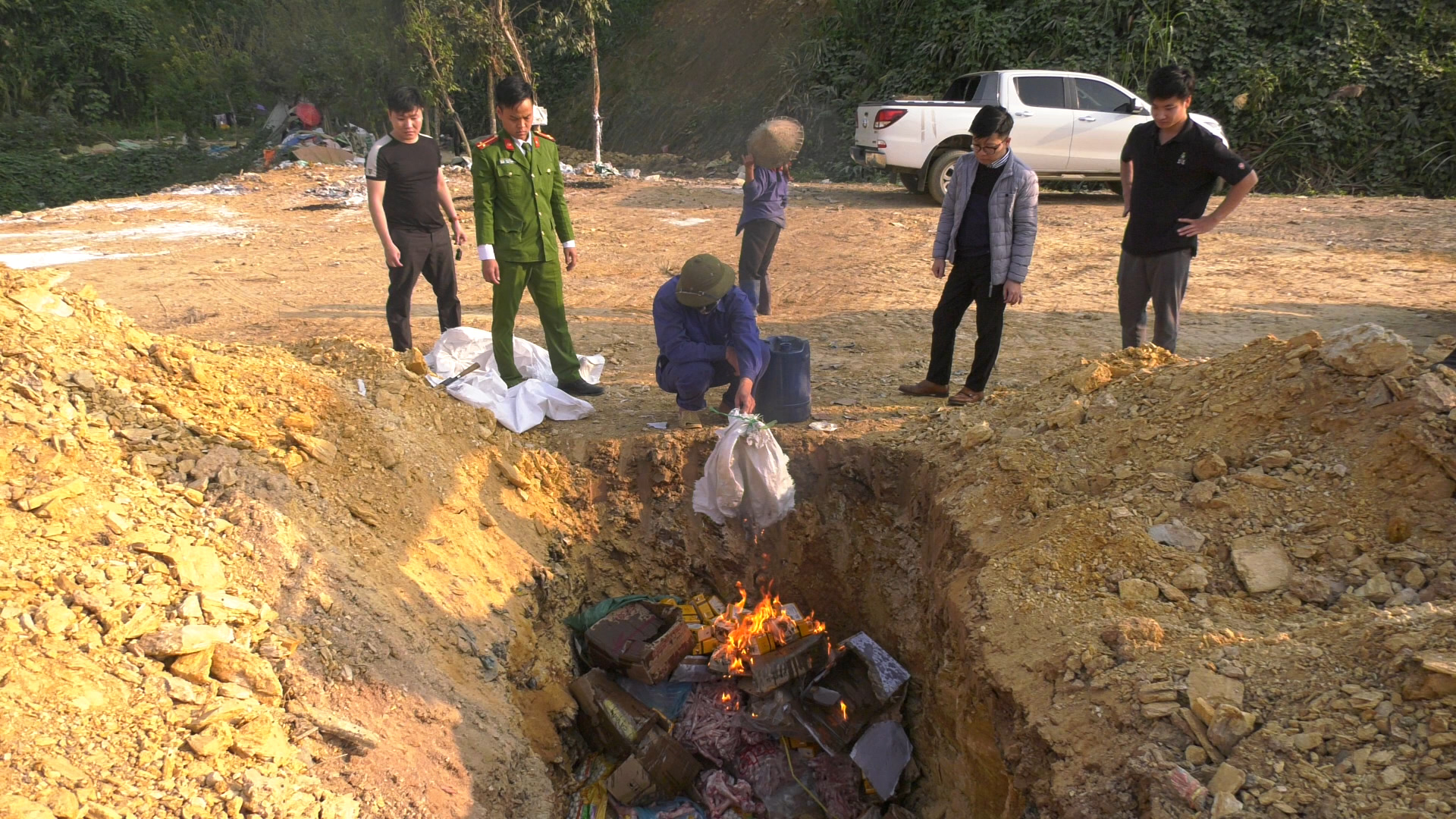 Tiêu hủy hàng thực phẩm và đồ gia dụng không rõ nguồn gốc ảnh 1