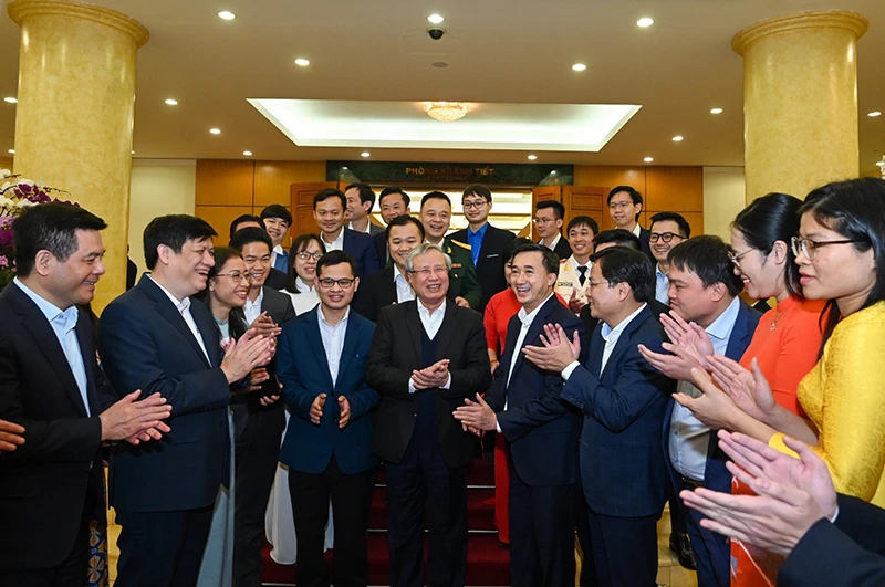 Đồng chí Trần Quốc Vượng cùng các đồng chí lãnh đạo Đảng, Nhà nước và các thầy thuốc trẻ tại buổi gặp mặt.