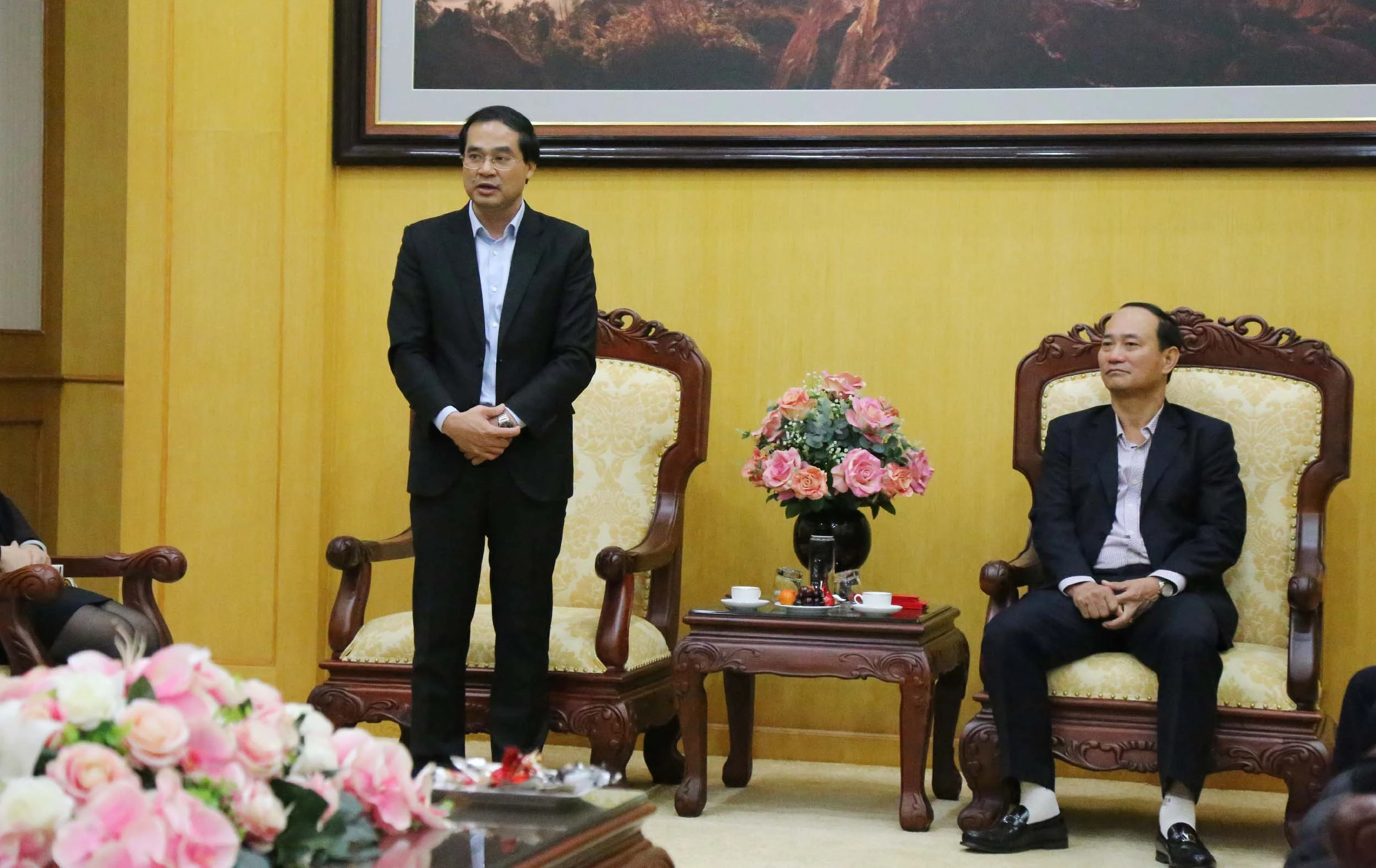 Chủ tịch UBND tỉnh Trịnh Xuân Trường chúc mừng kết quả các ngành trong khối tài chính đạt được.