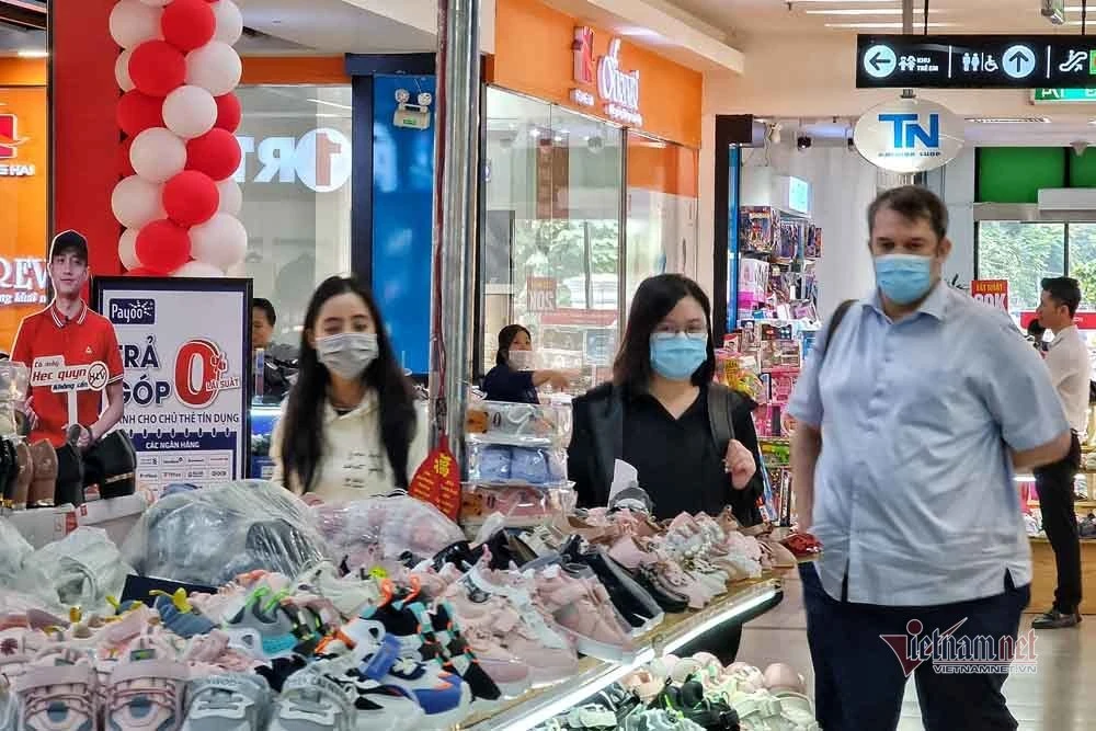 Người dân chấp hành việc đeo khẩu trang tại trung tâm mua sắm. Người dân chấp hành việc đeo khẩu trang tại trung tâm mua sắm.