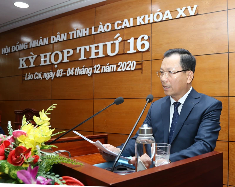 Đồng chí Hoàng Quốc Khánh, Phó Chủ tịch UBND tỉnh trình bày báo cáo tại kỳ họp.