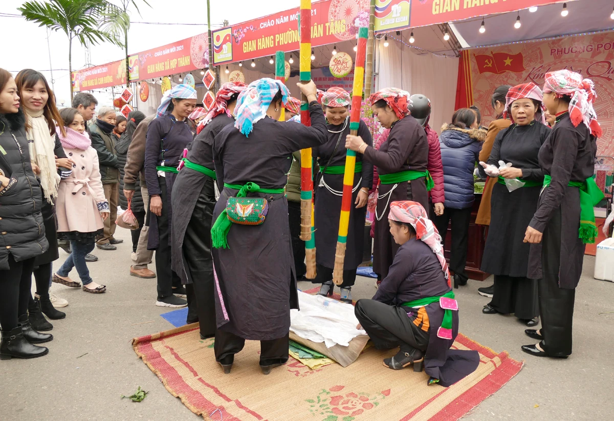 Nhiều sản vật đặc sắc được trưng bày tại các gian hàng. Một hoạt động quảng bá sản phẩm bánh dày tại gian hàng phường Pom Hán.