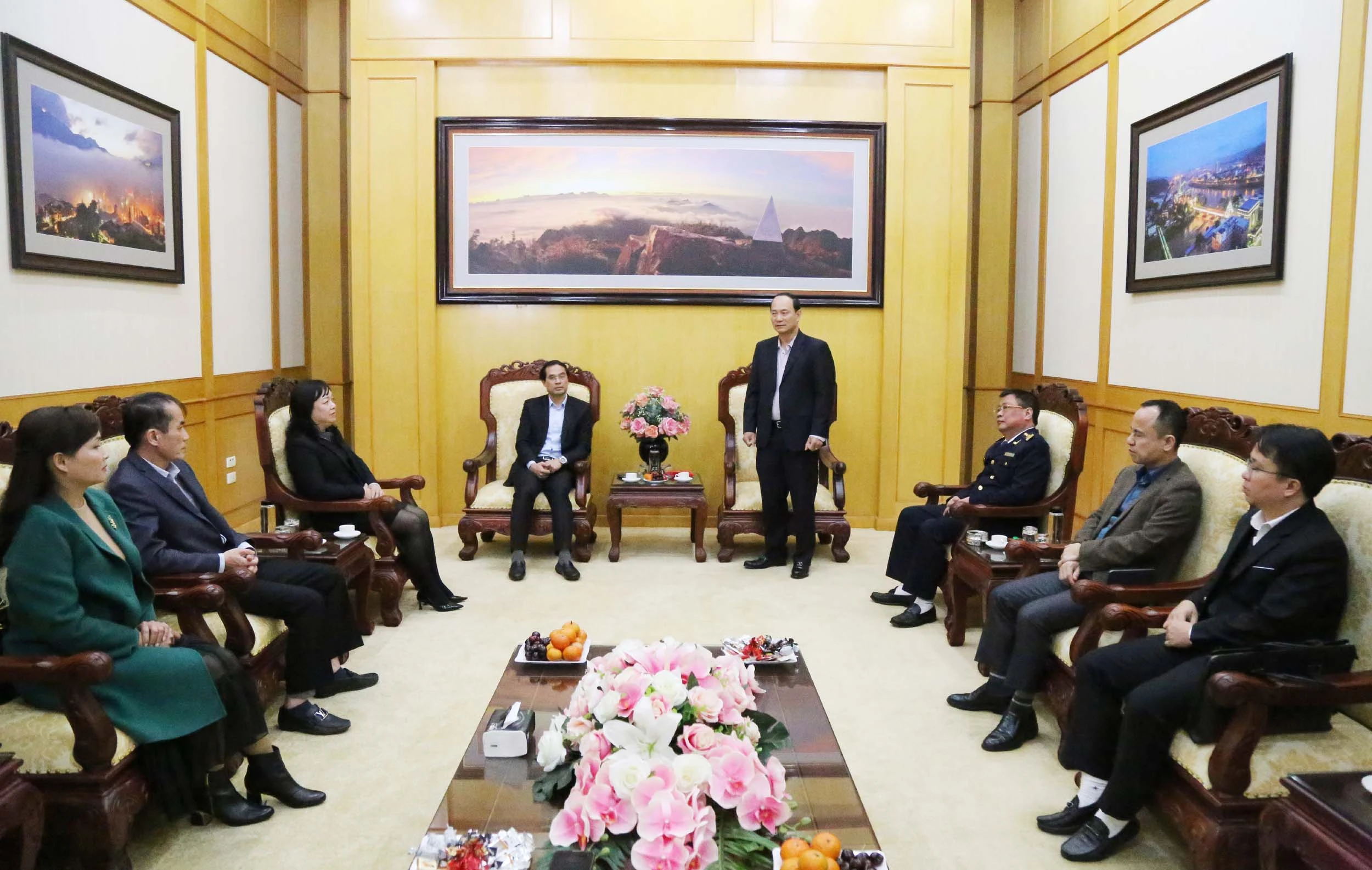 Lãnh đạo Sở Tài chính báo cáo kết quả thu ngân sách nhà nước năm 2020 của tỉnh.