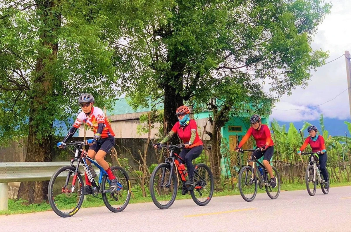 Chinh phục những cung đường bằng xe đạp thể thao.