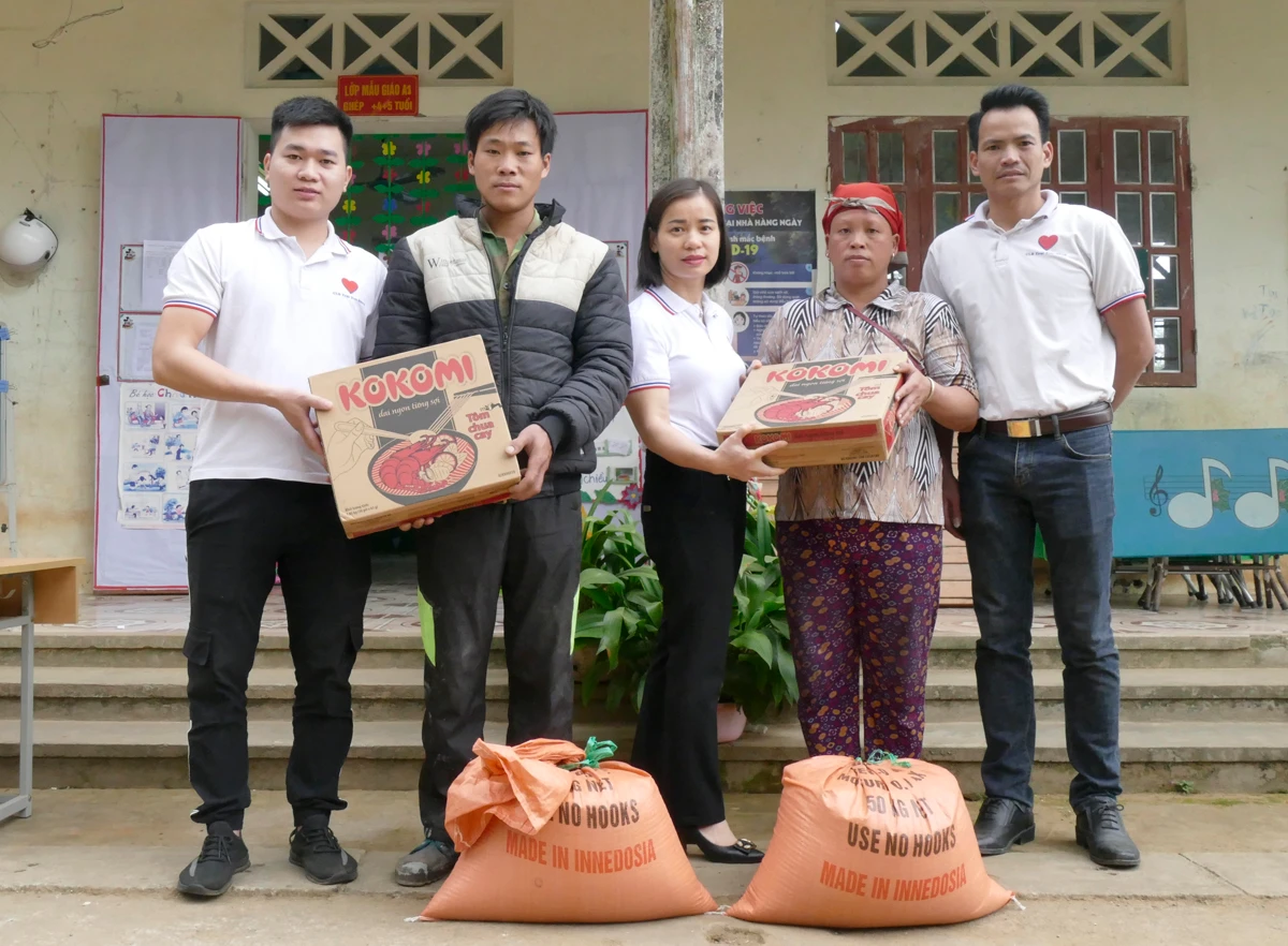 Tặng quà học sinh và gia đình có hoàn cảnh khó khăn tại điểm trường Séo Tòng Sành. Tặng quà học sinh và gia đình có hoàn cảnh khó khăn tại điểm trường Séo Tòng Sành.