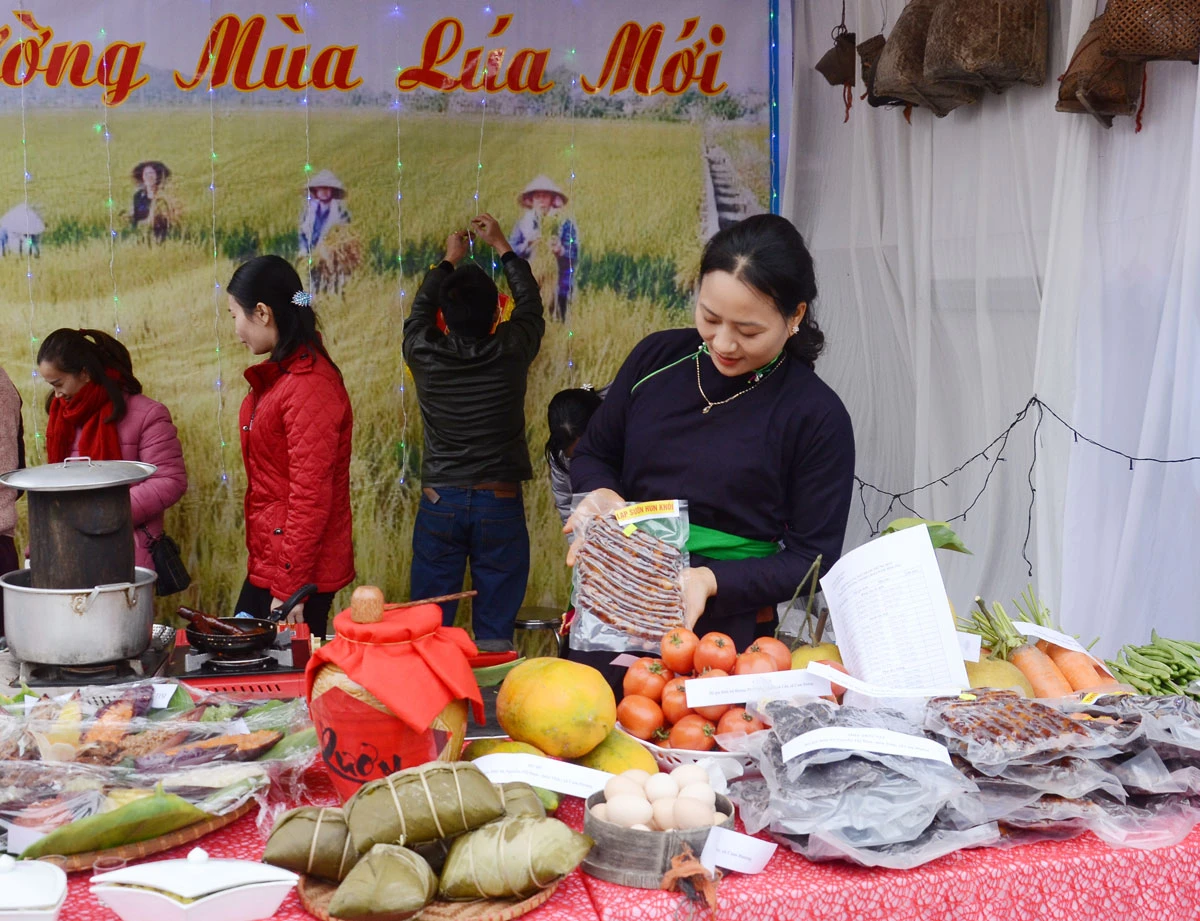 Các gian hàng trưng bày đặc sản ẩm thực của các địa phương trên địa bàn thành phố.