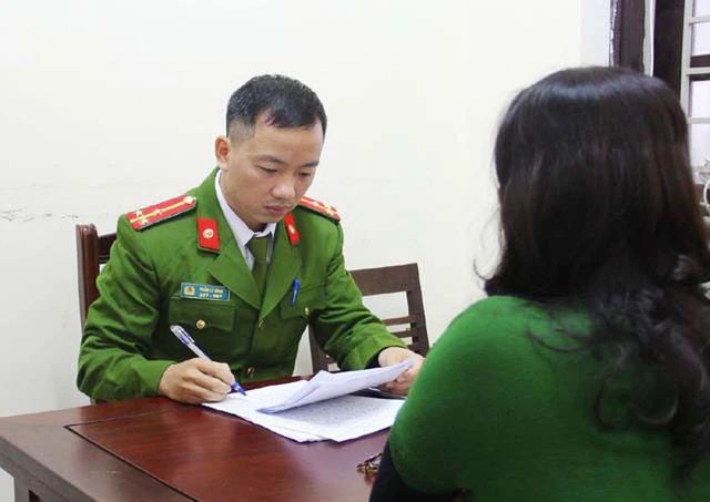 Cán bộ điều tra Đội 6, Phòng CSHS Công an Nghệ An lấy lời khai một nạn nhân bị lừa đảo qua điện thoại - Ảnh tư liệu Cán bộ điều tra Đội 6, Phòng CSHS Công an Nghệ An lấy lời khai một nạn nhân bị lừa đảo qua điện thoại - Ảnh tư liệu