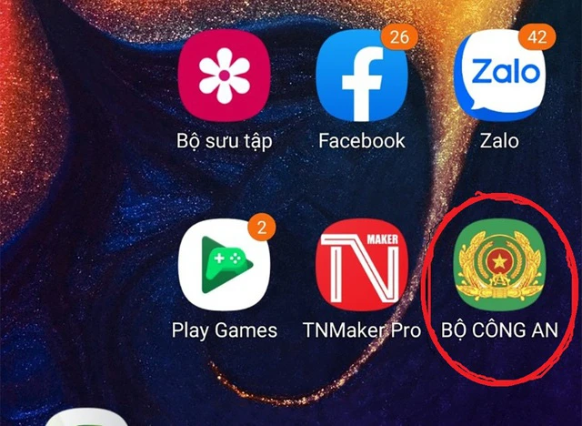 Phần mềm gián điệp với hình ảnh hiển thị là hình hiệu công an nạn nhân được hướng dẫn cài đặt về điện thoại (ảnh CA cung cấp). Phần mềm gián điệp với hình ảnh hiển thị là hình hiệu công an nạn nhân được hướng dẫn cài đặt về điện thoại (ảnh CA cung cấp).