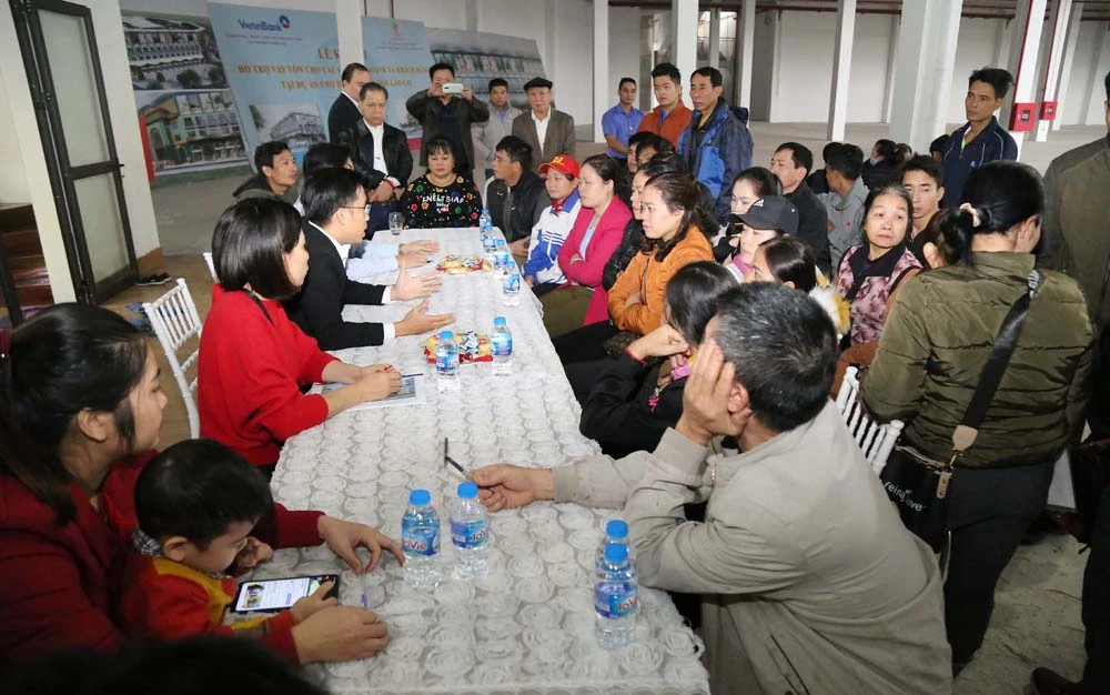 Đã có trên 100 tiểu thương ký hợp đồng sử dụng điểm kinh doanh tại Chợ Du lịch Lào Cai ảnh 1