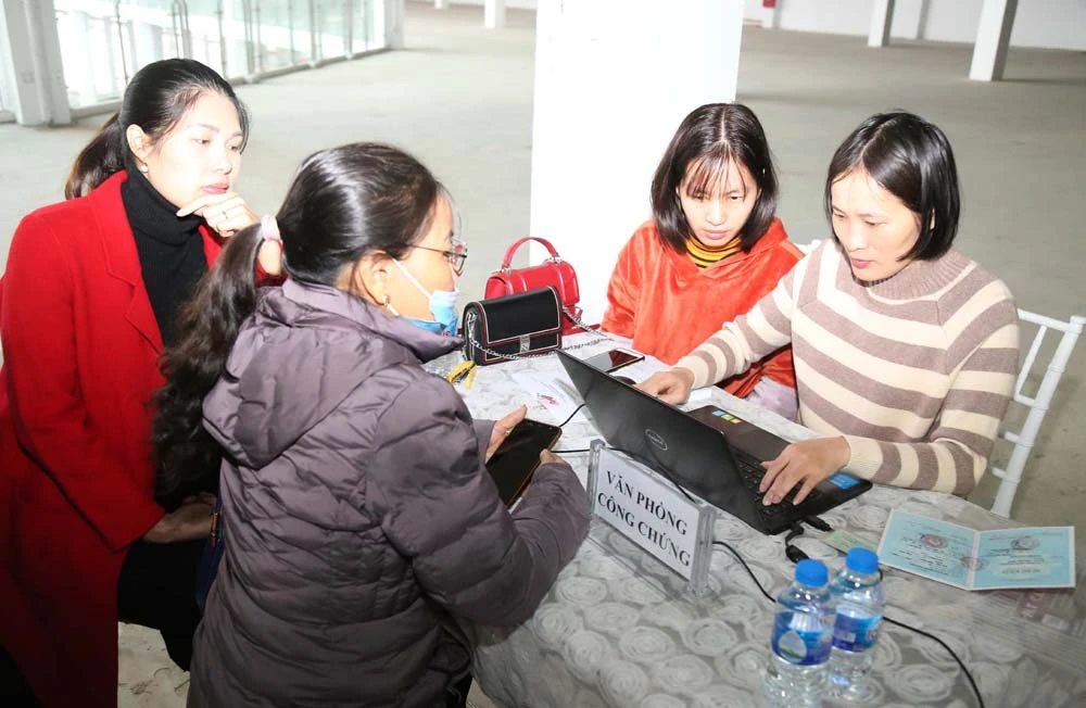 Đại diện Văn phòng Công chứng trực tại Ban Quản lý chợ Lào Cai thực hiện hợp đồng sử dụng điểm kinh doanh tại Chợ Du lịch Lào Cai.