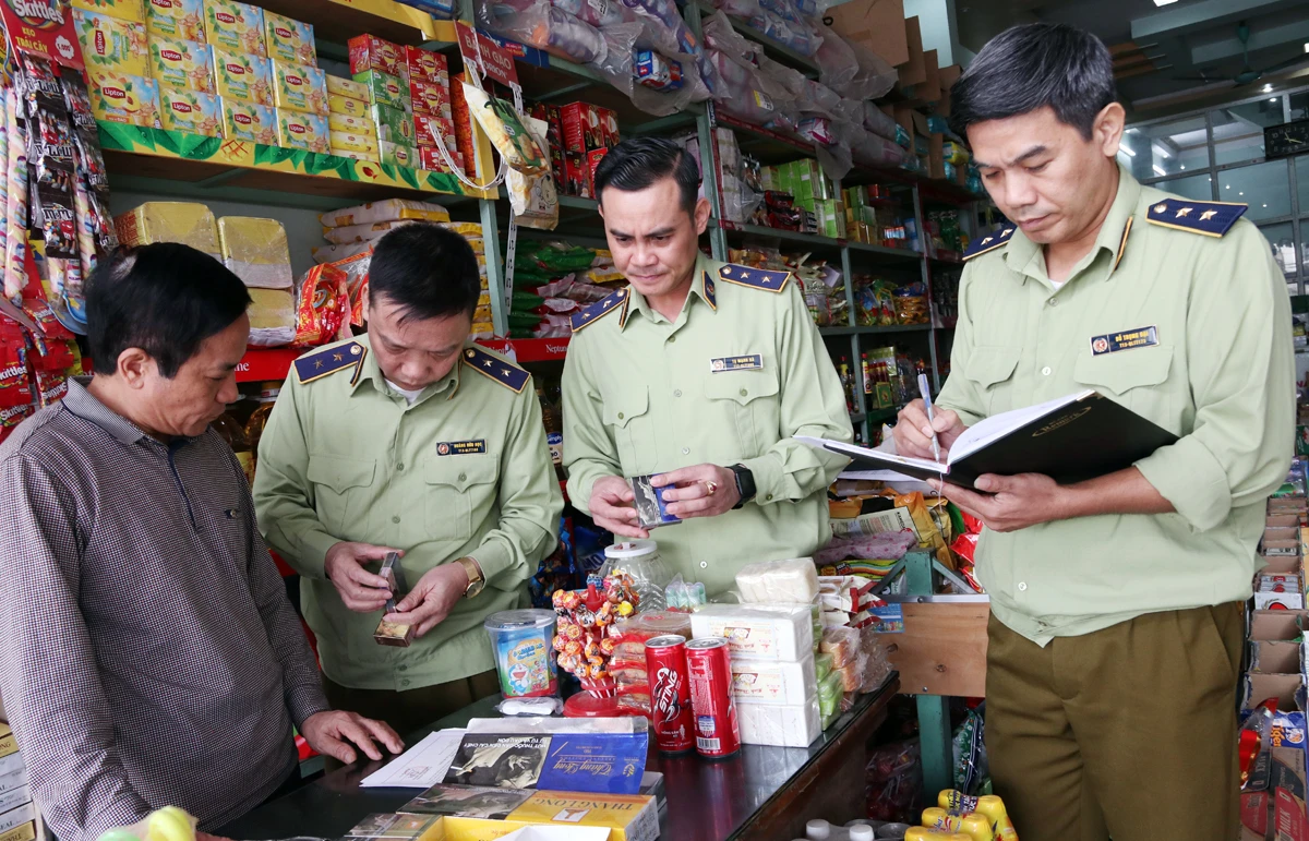 Cán bộ Cục QLTT kiểm tra một cơ sở kinh doanh thuốc lá điếu tại khu vực phường Kim Tân, thành phố Lào Cai.
