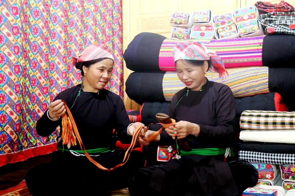 Khám phá nghề dệt thổ cẩm – sắc màu văn hóa của người Tày Văn Bàn ảnh 3