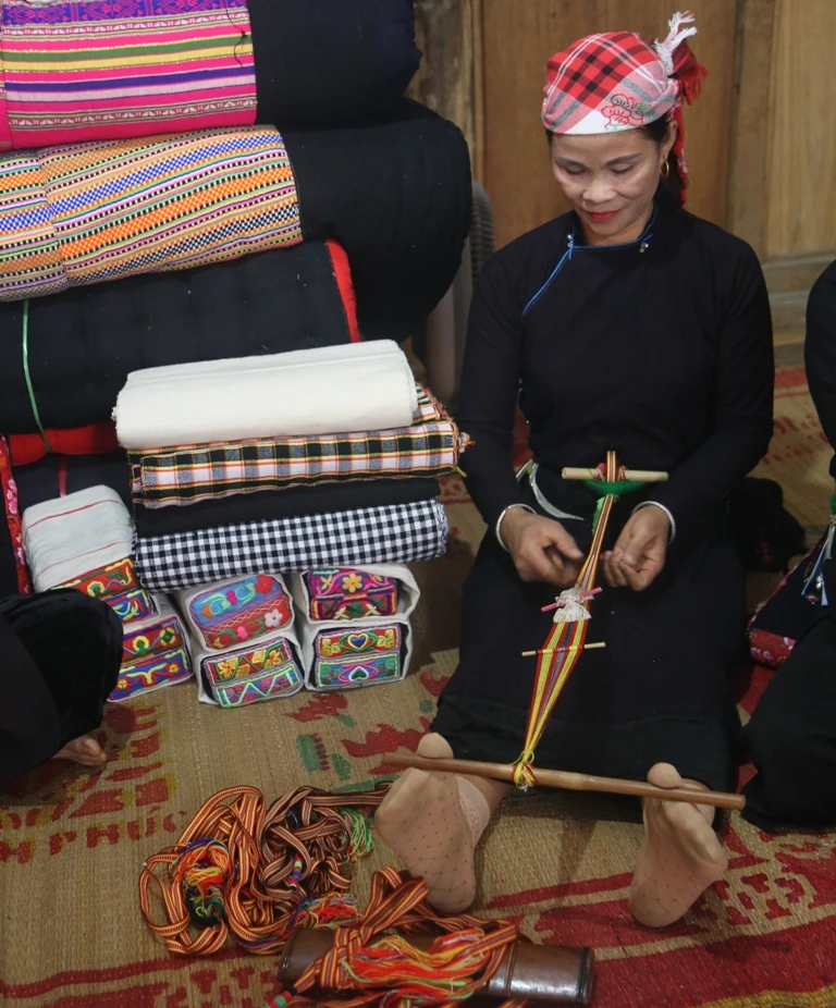 Khám phá nghề dệt thổ cẩm – sắc màu văn hóa của người Tày Văn Bàn ảnh 4