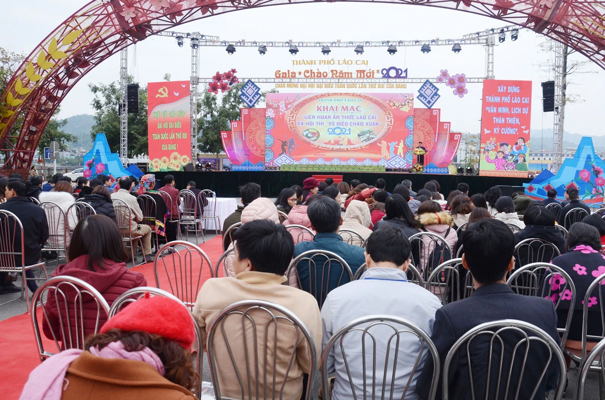 Quang cảnh lễ khai mạc liên hoan ẩm thực. Các đại biểu tham dự lễ khai mạc.