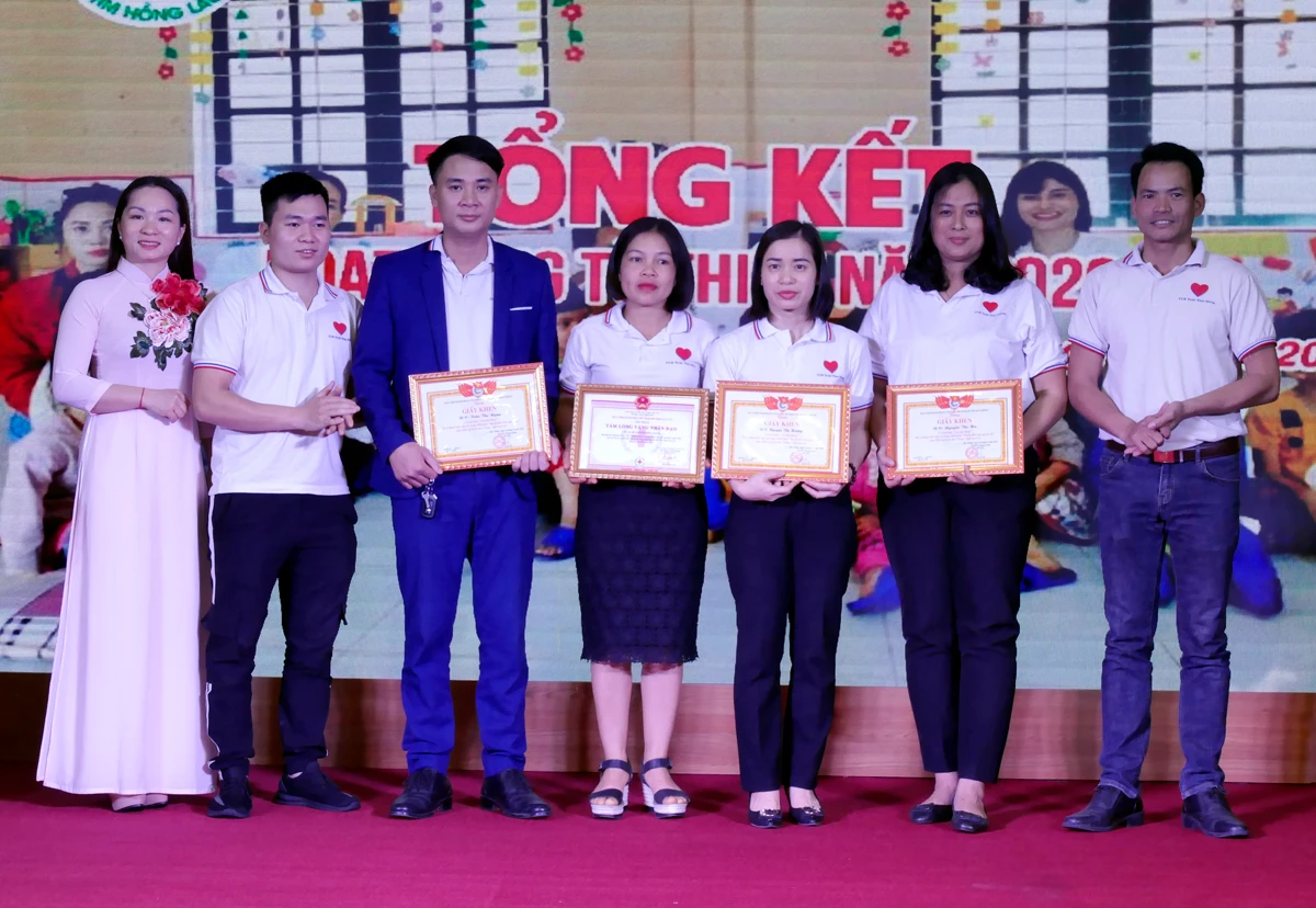 Trao Giấy khen cho các cá nhân tiêu biểu. Trao Giấy khen cho các cá nhân tiêu biểu.