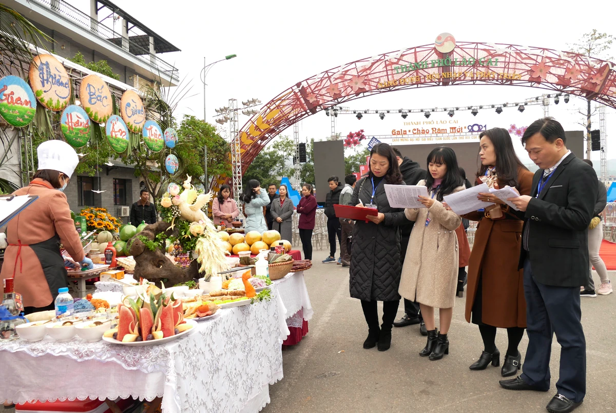 Ban Giám khảo chấm điểm các gian hàng.