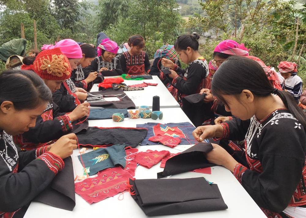 Sa Pa: Dạy thêu đính cườm trên sản phẩm thổ cẩm Xa Phó ảnh 1 Sa Pa: Dạy thêu đính cườm trên sản phẩm thổ cẩm Xa Phó ảnh 1