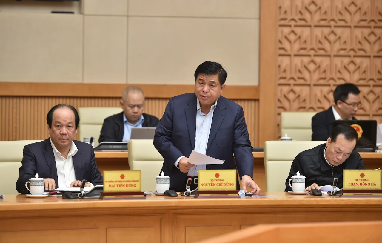 Bộ trưởng Bộ Kế hoạch và Đầu tư Nguyễn Chí Dũng báo cáo về tình hình kinh tế-xã hội tháng 11 và 11 tháng năm 2020 tại phiên họp Chính phủ thường kỳ tháng 11/2020. Bộ trưởng Bộ Kế hoạch và Đầu tư Nguyễn Chí Dũng báo cáo về tình hình kinh tế-xã hội tháng 11 và 11 tháng năm 2020 tại phiên họp Chính phủ thường kỳ tháng 11/2020.