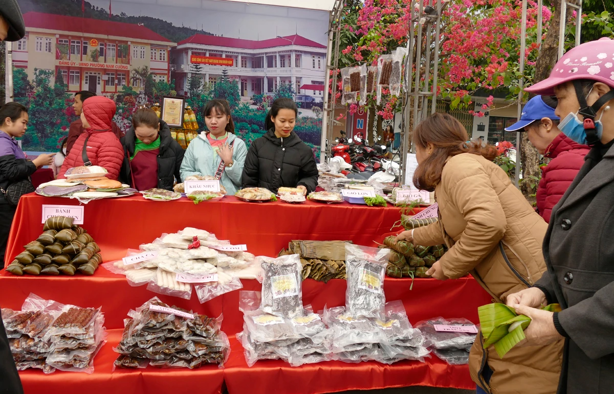 Nhiều sản vật đặc sắc được trưng bày tại các gian hàng. Một hoạt động quảng bá sản phẩm bánh dày tại gian hàng phường Pom Hán.
