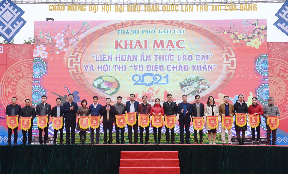 Lãnh đạo thành phố Lào Cai tặng Cờ lưu niệm cho các đơn vị tham gia gian hàng trưng bày tại liên hoan ẩm thực.