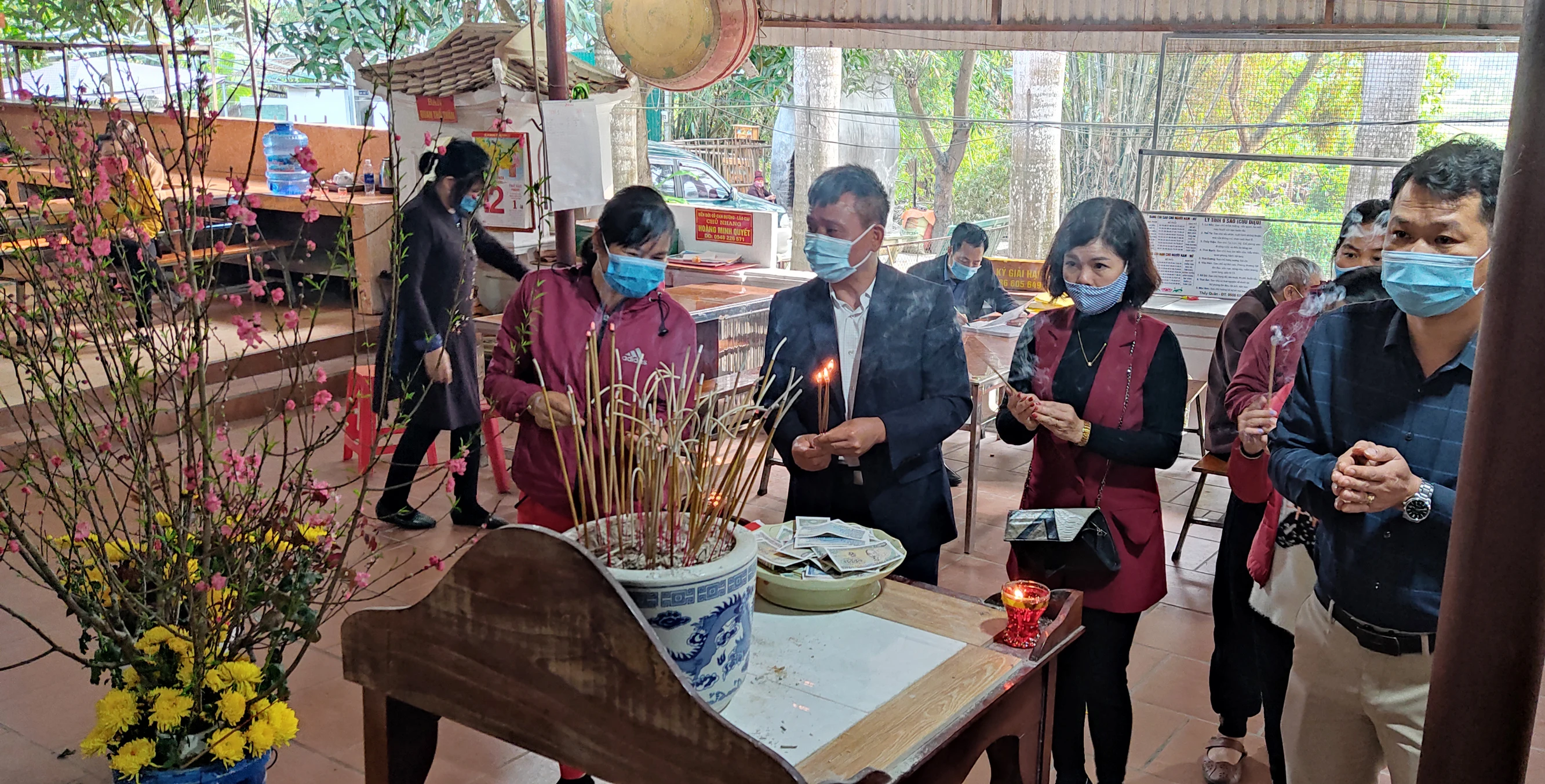 Người dân đến Đền Thượng cầu bình an cho gia đình. Chọn mua lễ vào đền, chùa. Đi hành lễ dịp đầu năm là nét văn hóa truyền thống tốt đẹp của người Việt từ xưa tới nay. Mùng 1 Tết Tân Sửu 2021, các đền, chùa ở thành phố Lào Cai và huyện Bảo Yên có nhiều người dân đổ về hành lễ cầu an. Tại các đền, chùa đều có biển yêu cầu người dân tuân thủ các biện pháp phòng, chống dịch. Việc hành lễ của người dân trong không khí bình yên và tuân thủ các quy định về phòng, chống dịch. Xin chữ đầu năm là nét văn hoá của người Việt Nam. Người dân đến Đền Thượng cầu bình an cho gia đình. Chọn mua lễ vào đền, chùa. Đi hành lễ dịp đầu năm là nét văn hóa truyền thống tốt đẹp của người Việt từ xưa tới nay. Mùng 1 Tết Tân Sửu 2021, các đền, chùa ở thành phố Lào Cai và huyện Bảo Yên có nhiều người dân đổ về hành lễ cầu an. Tại các đền, chùa đều có biển yêu cầu người dân tuân thủ các biện pháp phòng, chống dịch. Việc hành lễ của người dân trong không khí bình yên và tuân thủ các quy định về phòng, chống dịch. Xin chữ đầu năm là nét văn hoá của người Việt Nam.