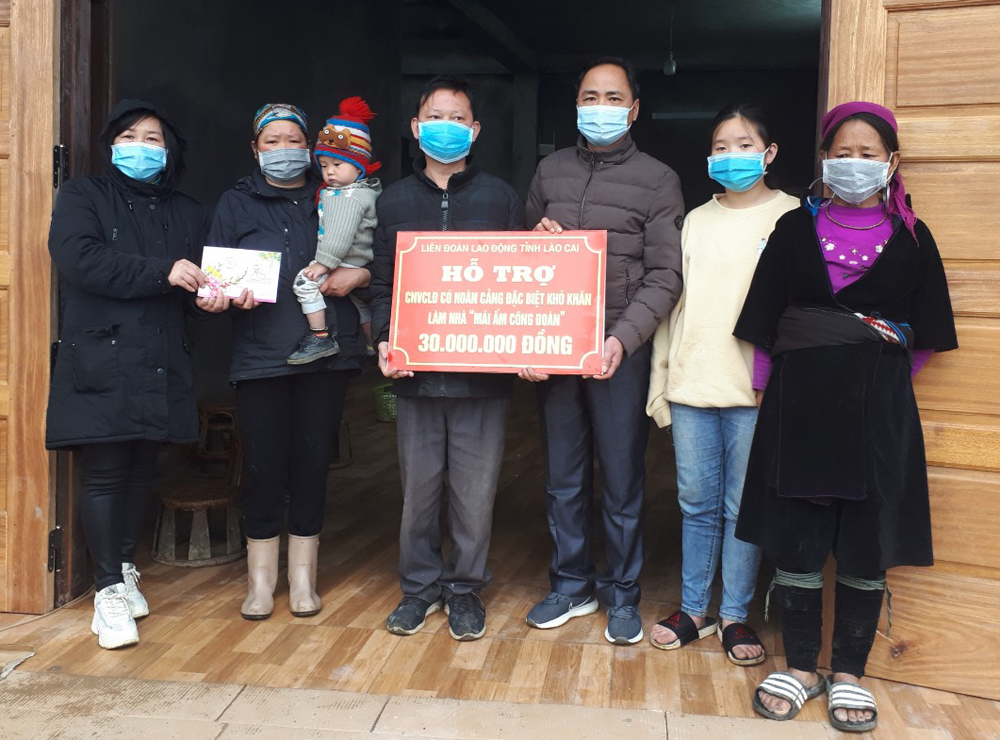 Trao hỗ trợ xây dựng nhà “Mái ấm công đoàn” cho gia đình đoàn viên Thào A Páo.