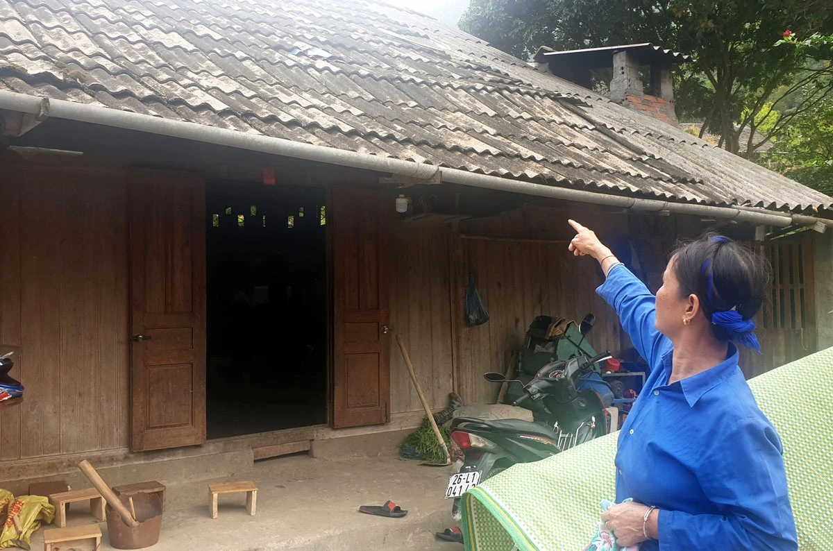 Người dân địa phương cho rằng nhà bị nứt tường, vỡ mái là do đơn vị thi công Nhà máy Thủy điện Nậm Sài nổ mìn gây ra.