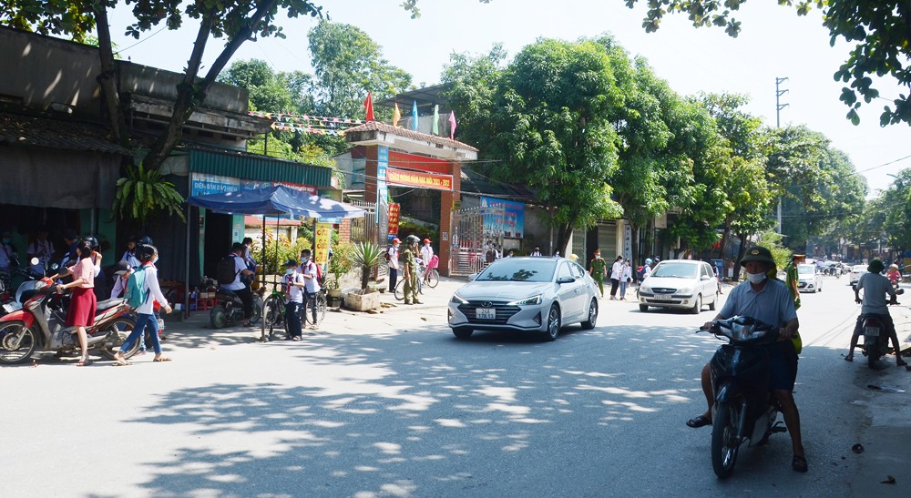 Nhiều nguy cơ mất an toàn giao thông khu vực cổng trường ảnh 1 Nhiều nguy cơ mất an toàn giao thông khu vực cổng trường ảnh 1