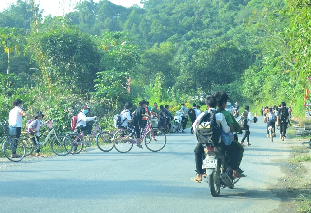 Nhiều nguy cơ mất an toàn giao thông khu vực cổng trường ảnh 2