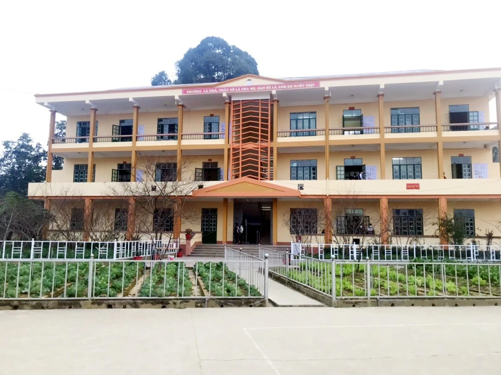 Học sinh Trường THPT số 3 Mường Khương vượt khó học tập trong khu vực cách ly ảnh 1