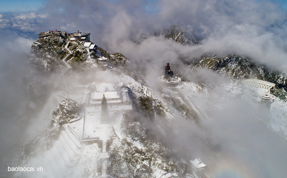 Từ sáng sớm 9/2 đỉnh núi Fansipan đã phủ tuyết trắng tạo lên một khung cảnh vô cùng độc đáo. Tuyết trên đỉnh Fansipan xuất hiện rất dày, có nơi phủ đến 60cm. Cảnh vật huyền ảo. Khung cảnh đẹp như châu Âu khi tuyết phủ. Bình minh trên đỉnh Fansipan trong tuyết phủ. Hoàng hôn trên đỉnh Fansipan vẫn đầy tuyết. Mây trắng và tuyết phủ trên đỉnh Fansipan. Khu du lịch tâm linh của Sun World Fansipan Legend trên đỉnh Fansipan cũng đầy tuyết. Từ sáng sớm 9/2 đỉnh núi Fansipan đã phủ tuyết trắng tạo lên một khung cảnh vô cùng độc đáo. Tuyết trên đỉnh Fansipan xuất hiện rất dày, có nơi phủ đến 60cm. Cảnh vật huyền ảo. Khung cảnh đẹp như châu Âu khi tuyết phủ. Bình minh trên đỉnh Fansipan trong tuyết phủ. Hoàng hôn trên đỉnh Fansipan vẫn đầy tuyết. Mây trắng và tuyết phủ trên đỉnh Fansipan. Khu du lịch tâm linh của Sun World Fansipan Legend trên đỉnh Fansipan cũng đầy tuyết.