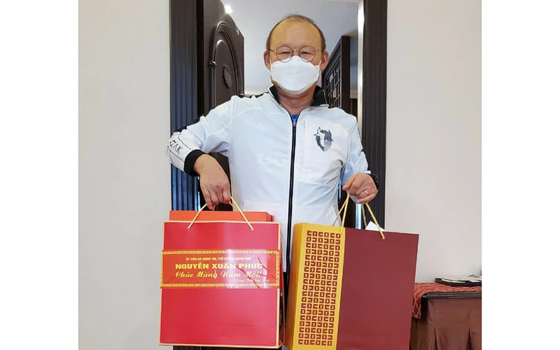 Thủ tướng Nguyễn Xuân Phúc gửi quà Tết tặng HLV Park Hang-seo ảnh 1