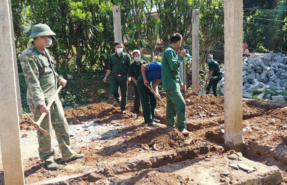 Lực lượng cựu chiến binh cùng người dân giúp gia đình ông Lương Văn Vàng đào móng nhà.