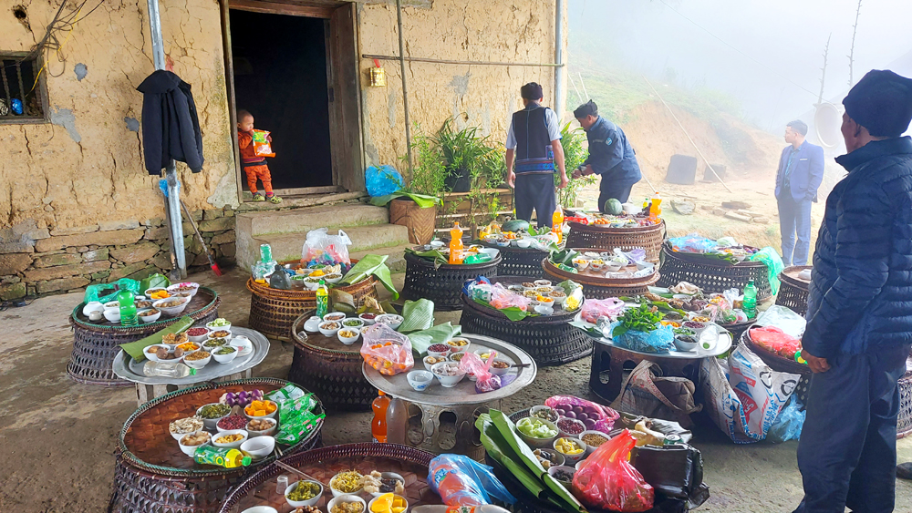 Ngày Tết tháng 2, mỗi gia đình sẽ mang mâm lễ vật kèm hoa tươi đến nhà trưởng bản để chuẩn bị tổ chức lễ cúng. Mỗi mâm lễ gồm có nhiều món ăn do bà con tự sản xuất: Thịt lợn, thịt gà, lạc, bí ngô, khoai sọ, bánh giày nhồi lòng lợn, hoa quả, bánh kẹo… Đặc biệt, có những quả trứng được nhuộm màu xanh, đỏ để làm quà. Tết tháng 2 của thôn Lao Chải, xã Trịnh Tường có hơn 20 hộ tham gia, khi lễ vật đã đầy đủ, hai thầy cúng làm lễ cúng chung. Thầy cúng lấy ở mỗi mâm một chút lễ vật bỏ vào mâm cỗ chung của thôn dâng lên các vị thần linh: Thần rừng, thần thổ địa… Rót rượu dâng thần linh là một nghi thức quan trọng trong lễ cúng Dư Dò Dò. Hai thầy cúng làm lễ trước bàn thờ chung cầu cho dân làng khỏe mạnh, cuộc sống ấm no. Đại diện các gia đình bái lạy thần linh. Mọi người cùng nhau liên hoan, chúc nhau những lời chúc tốt đẹp nhất trong năm mới. Tết Dư Dò Dò là ngày hội vui cũng là một trong số ít nghi lễ mà phụ nữ và trẻ em Hà Nhì được tham gia, liên hoan. Các mâm cơm của phụ nữ được đặt ở trong nhà trưởng bản. Những quả trứng màu được các gia đình tặng nhau, tặng cho trẻ em thể hiện sự quan tâm và tình cảm gắn bó. Phụ nữ Hà Nhì chia bánh kẹo cho các vị khách đến chung vui trong ngày Tết tháng 2.