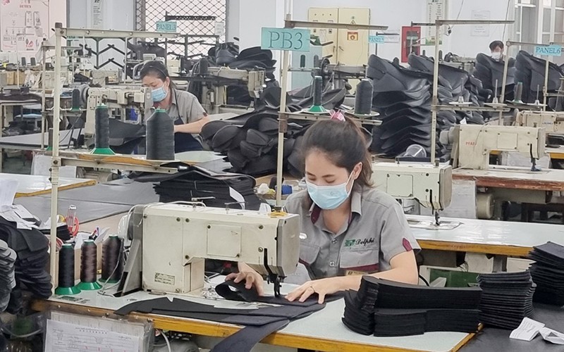 Công nhân sản xuất tại Công ty TNHH Công nghiệp Đức Bổn, Khu chế xuất Tân Thuận (TP Hồ Chí Minh). Công nhân sản xuất tại Công ty TNHH Công nghiệp Đức Bổn, Khu chế xuất Tân Thuận (TP Hồ Chí Minh).