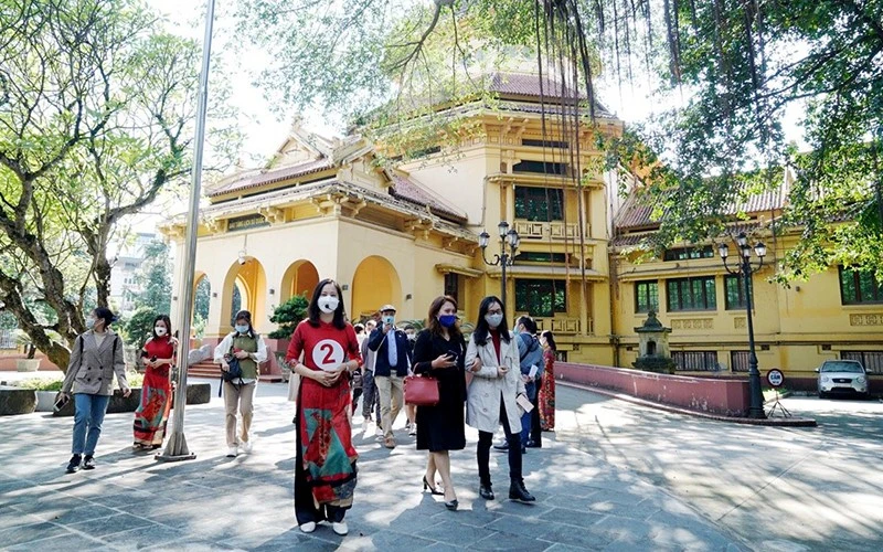 Du khách tham gia tour “Khám phá kiến trúc Pháp” tại Hà Nội. Ảnh: THÚY HÀ