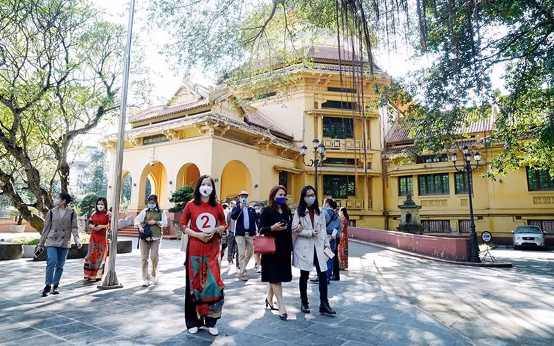 Du khách tham gia tour “Khám phá kiến trúc Pháp” tại Hà Nội. Ảnh: THÚY HÀ Du khách tham gia tour “Khám phá kiến trúc Pháp” tại Hà Nội. Ảnh: THÚY HÀ