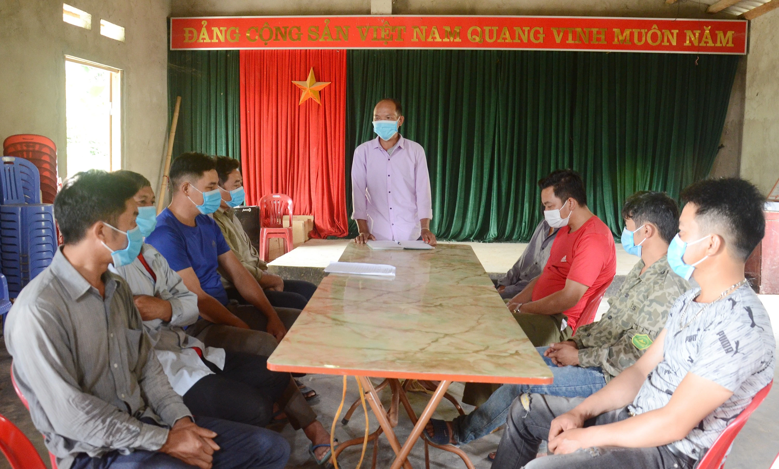 Chi bộ Nậm Giàng thường xuyên triển khai công tác xây dựng đảng, xây dựng nông thôn mới tới đảng viên tại các khu dân cư.