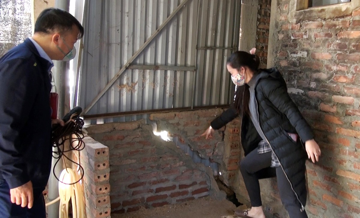 Công trình phụ nằm giáp bờ sông Chảy của hộ chị Nguyễn Thị Thúy (Tổ 2A, thị trấn Phố Ràng) bị sụt lún nghiêm trọng.