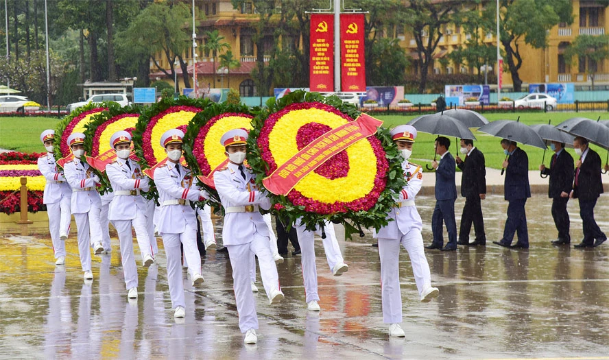 Lãnh đạo Đảng, Nhà nước viếng Chủ tịch Hồ Chí Minh và tưởng niệm các Anh hùng liệt sĩ ảnh 2 Lãnh đạo Đảng, Nhà nước viếng Chủ tịch Hồ Chí Minh và tưởng niệm các Anh hùng liệt sĩ ảnh 2
