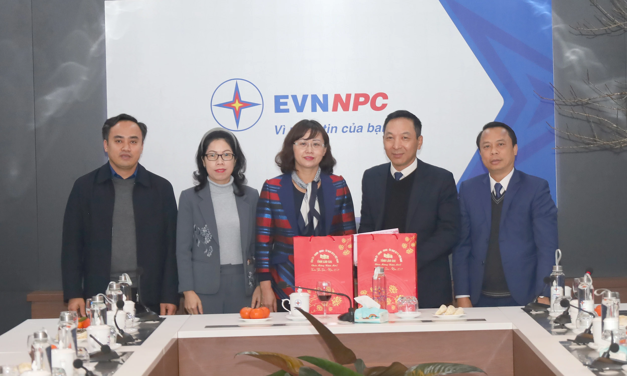 Phó Chủ tịch UBND tỉnh thăm và tặng quà Trung tâm Công tác xã hội tỉnh. Phó Chủ tịch UBND tỉnh thăm và tặng quà Công ty Điện lực Lào Cai.