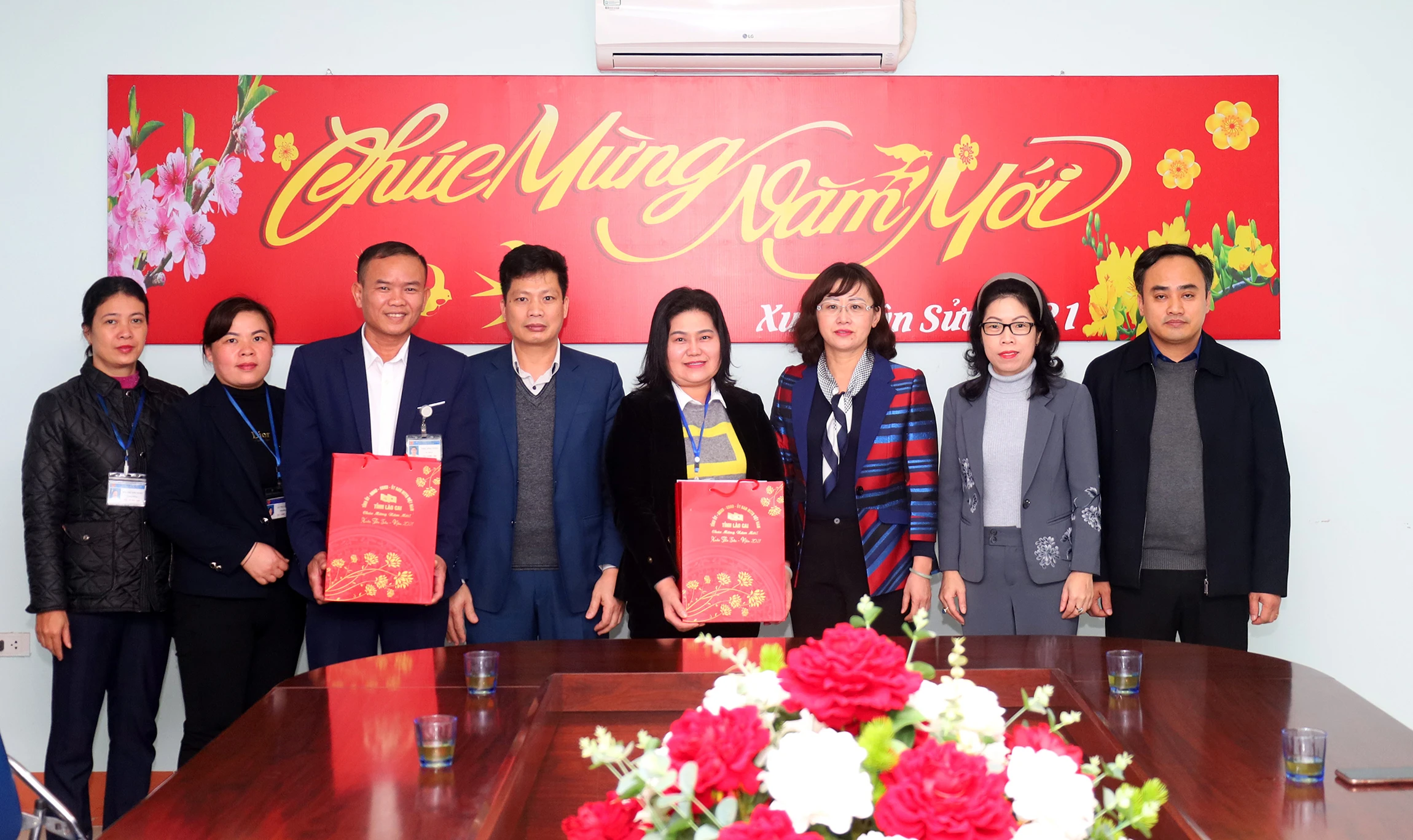 Phó Chủ tịch UBND tỉnh thăm và tặng quà Trung tâm Công tác xã hội tỉnh. Phó Chủ tịch UBND tỉnh thăm và tặng quà Công ty Điện lực Lào Cai.