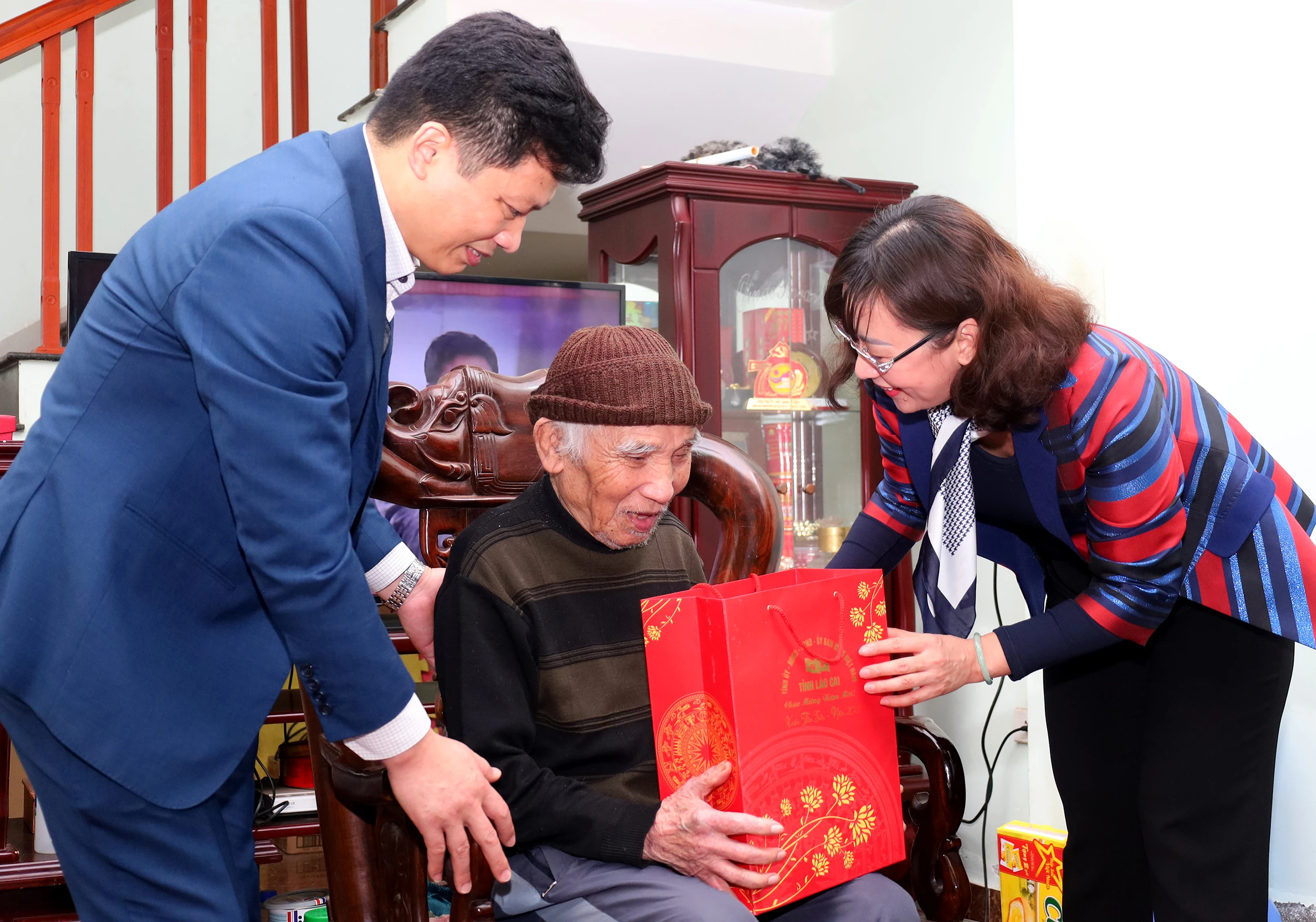 Đồng chí Giàng Thị Dung tặng quà Mẹ Việt Nam Anh hùng Lý Seo Say. Đồng chí Giàng Thị Dung thăm và tặng quà ông Tống Chư. Thăm và tặng quà ông Hồ Sỹ Kiên, đảng viên 71 năm tuổi Đảng.