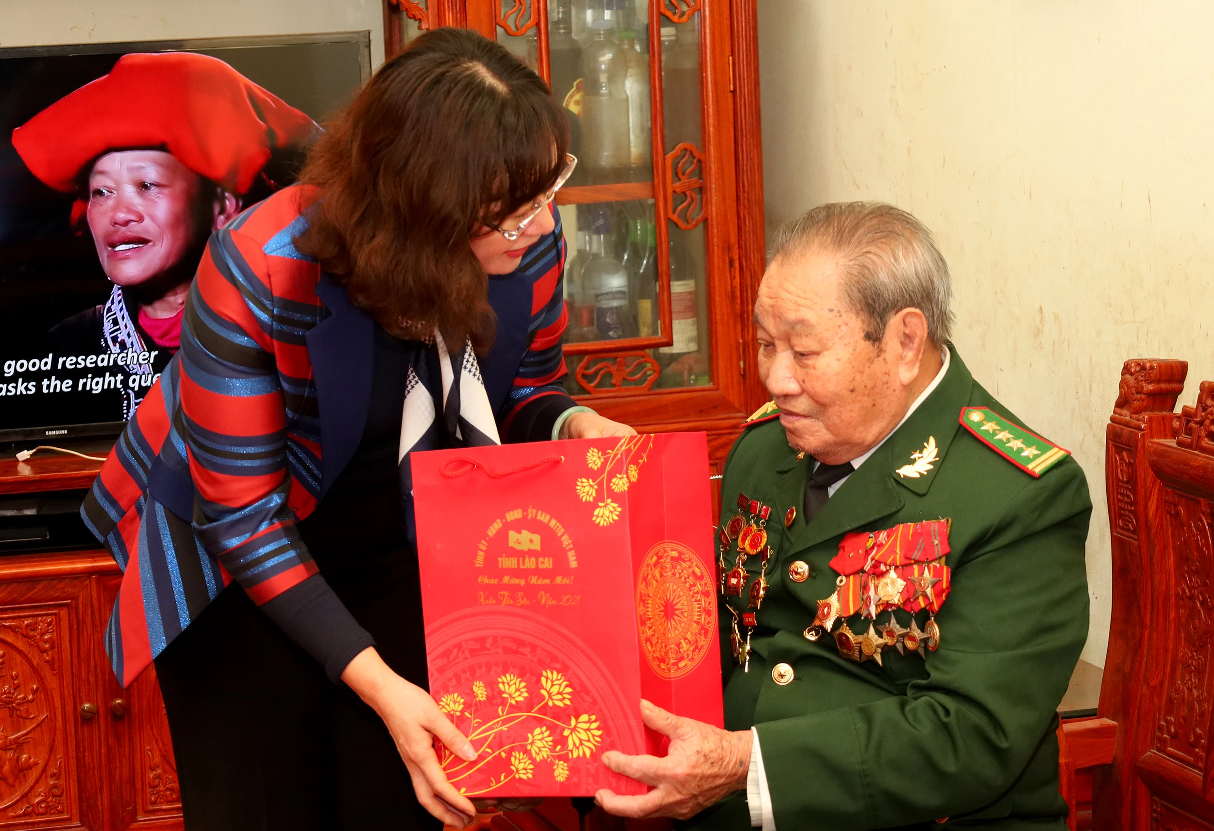 Đồng chí Giàng Thị Dung tặng quà Mẹ Việt Nam Anh hùng Lý Seo Say. Đồng chí Giàng Thị Dung thăm và tặng quà ông Tống Chư. Thăm và tặng quà ông Hồ Sỹ Kiên, đảng viên 71 năm tuổi Đảng.
