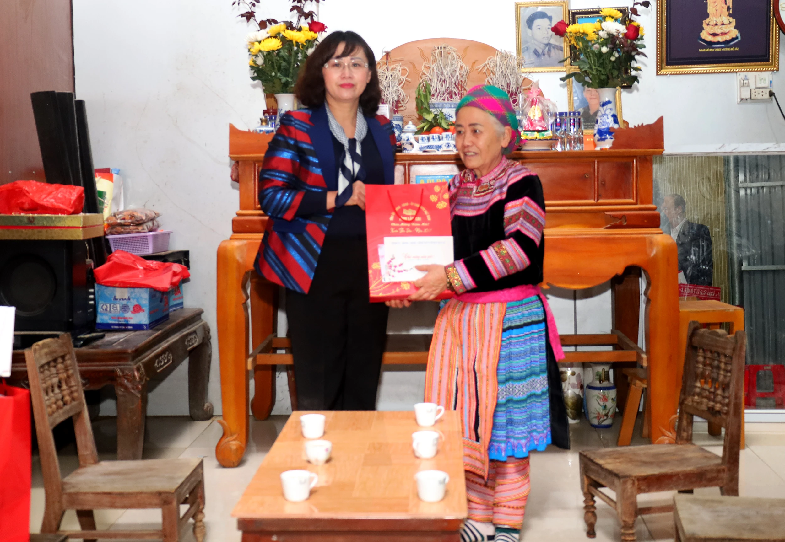 Đồng chí Giàng Thị Dung tặng quà Mẹ Việt Nam Anh hùng Lý Seo Say. Đồng chí Giàng Thị Dung thăm và tặng quà ông Tống Chư. Thăm và tặng quà ông Hồ Sỹ Kiên, đảng viên 71 năm tuổi Đảng.