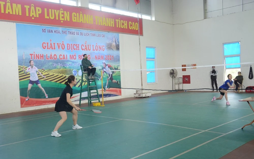 Trận đấu nội dung đơn nam đầu tiên sau lễ khai mạc giải. Sôi nổi trận đấu nội dung đơn nữ.