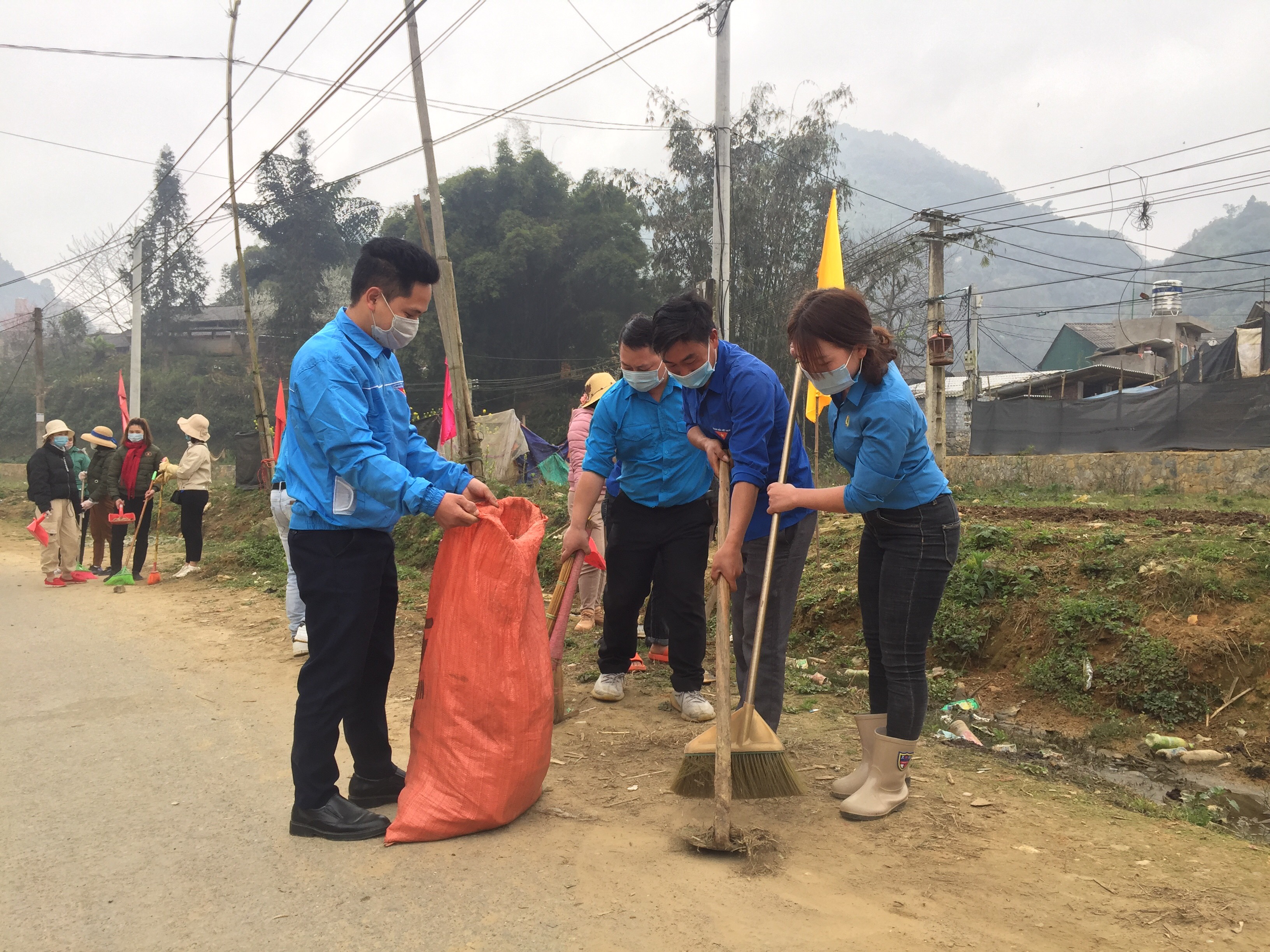 Đoàn viên, thanh niên xã Tả Ngài Chồ tham gia dọn vệ sinh môi trường dọc hai bên đường thôn Tả Lủ Đoàn viên, thanh niên xã Tả Ngài Chồ tham gia dọn vệ sinh môi trường dọc hai bên đường thôn Tả Lủ